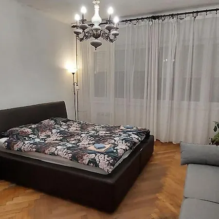 Drvenija شقة